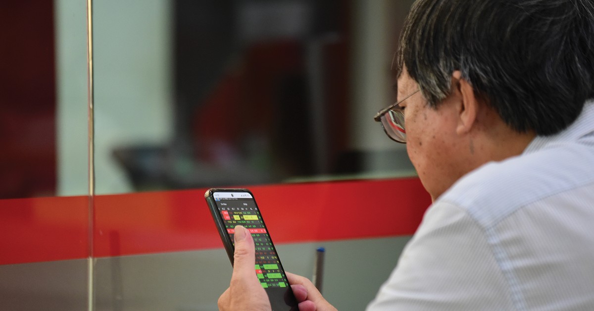 Nhà đầu tư chứng khoán: “Gừng càng già càng cay” 1 nha dau tu chung khoan gung cang gia cang cay 65c4244198e08