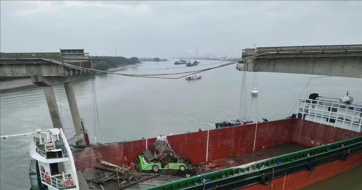 Trung Quốc: Sà lan đâm sập cầu khiến xe buýt rơi xuống sông 1 trung quoc sa lan dam sap cau khien xe buyt roi xuong song 65d6db9dbe54b