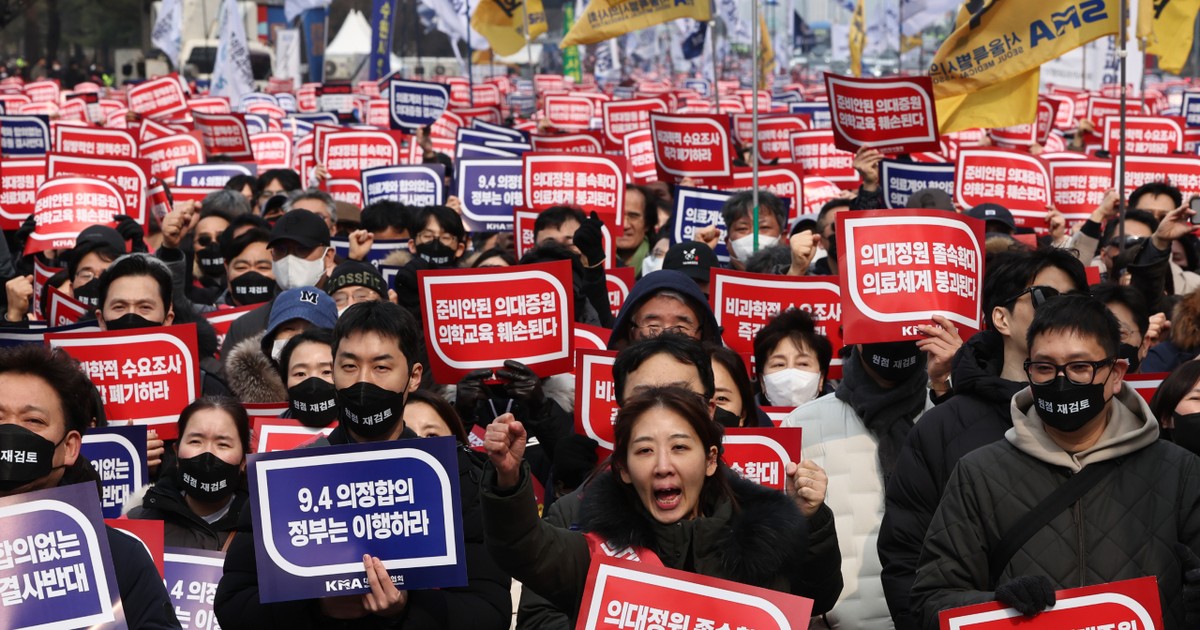 Hàn Quốc đình chỉ giấy phép của hàng nghìn bác sĩ đang đình công 1 han quoc dinh chi giay phep cua hang nghin bac si dang dinh cong 65e58d37ecf0e