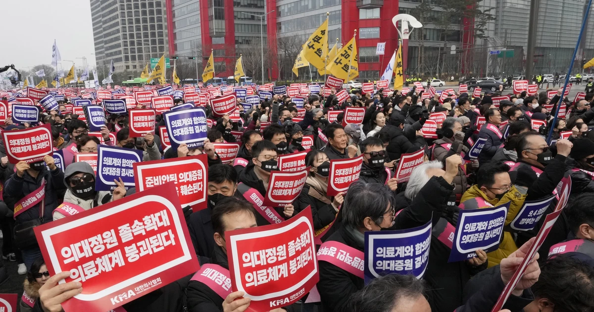 Một số bác sĩ Hàn Quốc đình công sẽ bị tước giấy phép vào tuần tới 1 mot so bac si han quoc dinh cong se bi tuoc giay phep vao tuan toi 65fbfdf3c4638