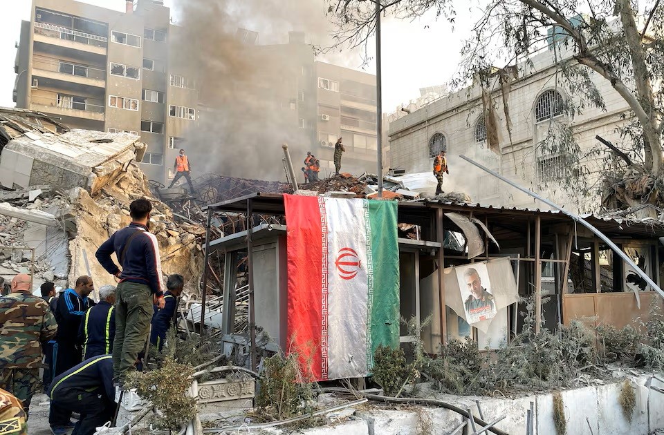 Đại sứ quán Iran tại Syria bị đánh bom, 3 chỉ huy cấp cao thiệt mạng 1 dai su quan iran tai syria bi danh bom 3 chi huy cap cao thiet mang 660b7464e1f33